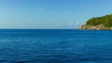Tayland mavisi deniz manzarası, yeşil ada ağaçları ve mavi gökyüzü