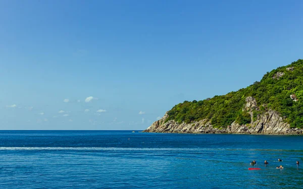 タオ島 4月22 2019 クリスタルブルーの水学習スキューバダイビング 水泳の観光客 — ストック写真