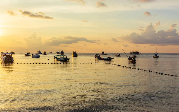 泰国国涛 2019年4月23日 岛村船坞 黄昏时分在海滩 长尾船在海上等待日落 — 图库照片