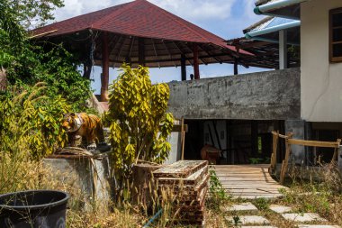 Koh Tao, Tayland: 23 Nisan 2020 - Terk edilmiş otel evi, misafir evi binası, kırmızı çatı terası ve garaj girişi.