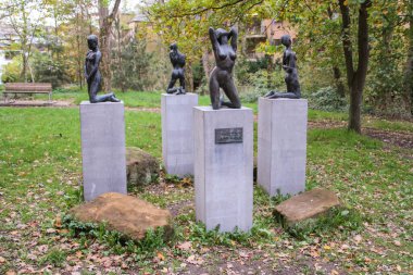 Belçika 'nın Ottignies-Louvain-la-Neuve belediyesi, Walloon Brabant ilinin Walloon bölgesinde yer almaktadır. Alfred Blondel 'den Four Seasons, Louvain-la-Neuve' den Jardin de la Source. Alfred Blondel Belçikalı bir heykeltıraş, 1926 doğumlu. 
