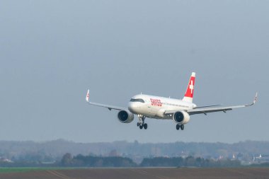 Belçika, Zaventem, Brüksel Havaalanı, İsviçreli bir uçağın inişi. Swissair ve Crossair 'in birleşmesiyle kurulan İsviçre' nin ulusal havayolu şirketidir..