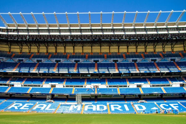 Avrupa, İspanya, Santiago Bernabeu Stadyumu, Real Madrid Futbol Stadı. Real Madrid, Madrid merkezli İspanyol profesyonel futbol kulübüdür. Çok sayıda ulusal ve uluslararası şampiyonluğun galibi, dünyanın en büyük kulübünün onursal unvanını kazandı.