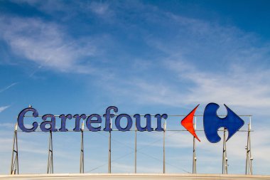 Belçika, Berchem-Sainte-Agathe, Carrefour mağaza tabelası, süpermarkette Carrefour logosu. Carrefour, 1963 yılında hipermarket kavramının öncüsü olan, kitle dağılımı sektöründe faaliyet gösteren bir Fransız grubudur..