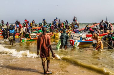 Senegal, Mbour 'a balık avlamaya gidiyoruz. M 'bour, Senegal' in batısında, Dakar 'ın yaklaşık 80 km güneyinde ve Saly tatil beldesinin sınırında bulunan bir kasabadır..