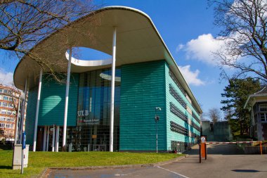 Belçika, Brüksel, Özgür Brüksel Üniversitesi, ULB. Solvay, Brüksel Okul Ekonomisi ve Yönetimi. Brüksel Özgür Üniversitesi, ULB, üç ana kampüste (Solbosch, Plaine ve Erasmus) bulunan Fransızca konuşan Belçika üniversitesidir. 