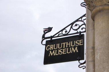 Bruges, Belçika, 28 Mart 2021, Gruuthus Müzesi, cephedeki müzenin adı..
