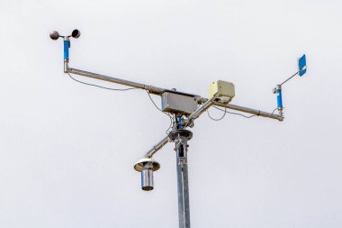 Belçika, IRM meteoroloji istasyonu, Royal Meteoroloji Enstitüsü, gökyüzünde anenometre. Anenometre rüzgar hızını ölçmek için kullanılan bir araçtır