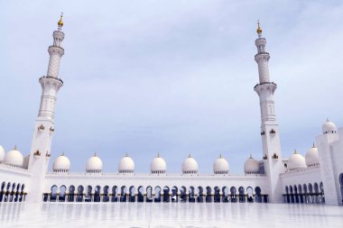 Abu Dabi, Birleşik Arap Emirlikleri, 13 Nisan 2019. Şeyh Zayed Camii, Birleşik Arap Emirlikleri 'ndeki en büyük cami ve dünyanın dokuzuncu camisi..