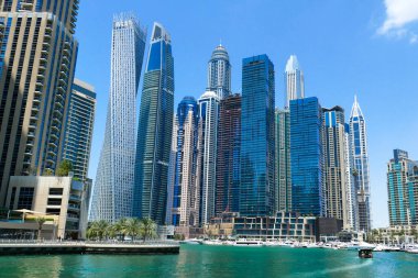 Dubai, Birleşik Arap Emirlikleri, 17 Nisan 2019. Dubai Marina, JBR 'deki plajlarla bilinen lüks bir yerleşim yeridir. Açık hava yemekleri ve kumlu plajlar için mükemmel bir dinlenme tesisidir..
