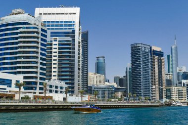 Dubai, Birleşik Arap Emirlikleri, 17 Nisan 2019. Dubai Marina, JBR 'deki plajlarla bilinen lüks bir yerleşim yeridir. Açık hava yemekleri ve kumlu plajlar için mükemmel bir dinlenme tesisidir..