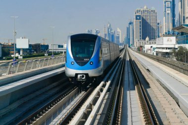 Dubai, Birleşik Arap Emirlikleri, 17 Nisan 2019. Dubai Otomatik Metro Tersten metrodan görüldü