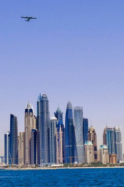 Dubai, Birleşik Arap Emirlikleri, 17 Nisan 2019. Birleşik Arap Emirlikleri, Dubai Marina 'nın gökdelenlerinde uçan uçaklar