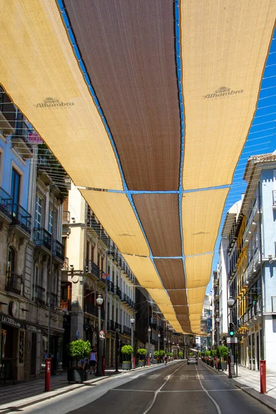 Granada Spanje Juli 2016 Winkelstraat Granada Met Zonnescherm — Stockfoto