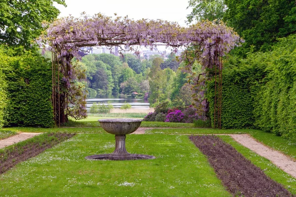 Brüksel, Belçika, 28 Mayıs 2021. Belçika, Brüksel, Laeken Kalesi 'nin bahçesi, Kral' ın evi..