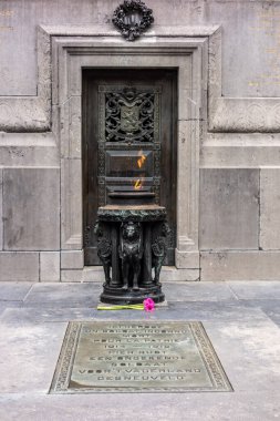 Brüksel, Belçika, 21 Haziran 2021. Meçhul Asker, 11 Kasım 1922 'de iki aslan arasındaki sütunun dibine gömüldü. Komşu ülkeler örneğini takiben Belçika, 1922 yılında savaş mağdurlarına saygılarını sunmaya karar verdi.