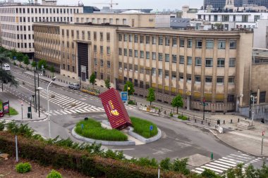 Brüksel, Belçika, 21 Haziran 2021. Luc Deleu 'nun konteynırı Pacheco Bulvarı' nın kavşağına yerleştirildi..