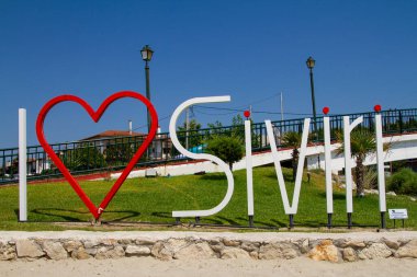 Siviri, Yunanistan, 10 Temmuz 2021. Yunanistan, Siviri 'yi seviyorum. Eski balıkçı limanı Kassandria, bugün inanılmaz kumlu bir plajı olan küçük, güzel bir turistik köy.