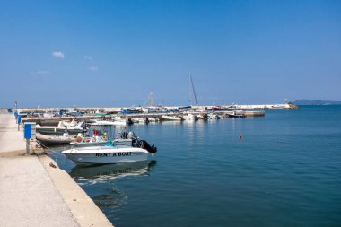 Nea Skioni, Yunanistan, 8 Temmuz 2021. Yat limanının manzarası. Nea Skioni küçük, hareketli bir balıkçı limanı. Popüler bir plaj ve deniz manzaralı restoranlar da dahil.