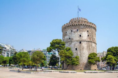 Selanik, Yunanistan, 15 Temmuz 2021. Beyaz Kule, Selanik 'in bir anıtıdır. Rıhtımda yer alır ve bir müzeye dönüşür..