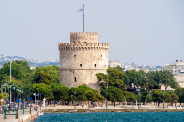 Selanik, Yunanistan, 15 Temmuz 2021. Beyaz Kule, Selanik 'in bir anıtıdır. Rıhtımda yer alır ve bir müzeye dönüşür..