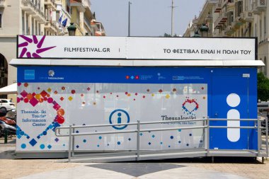 Selanik, Yunanistan, 15 Temmuz 2021 Renkli Kalp. Selanik 'i ziyaret et, bir çok hikaye, tek yürek. Aristo Meydanı.,