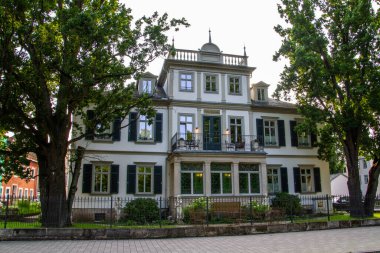 Coburg, Almanya, 19 Temmuz 2021. Villa Victoria 1835 'te inşa edilmiş ve Bavyera Anıtları Listesinde bir anıt olarak listelenmiş bir Biedermeier evi..