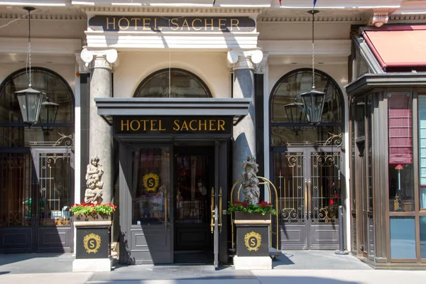 Viyana, Avusturya, 23 Temmuz 2021. Otel Sacher, Innere Stadt 'ta bulunan bir Viyana sarayı..