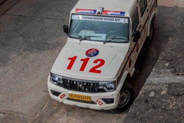 Mandawa, Hindistan, 21 Ekim 2025. Mandawa 'da bir sokakta polis arabası.