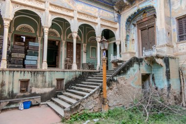 Mandawa, Hindistan, 21 Ekim 2025. Haveli 'nin iç avlusundaki giriş kapısına çıkan merdiven..