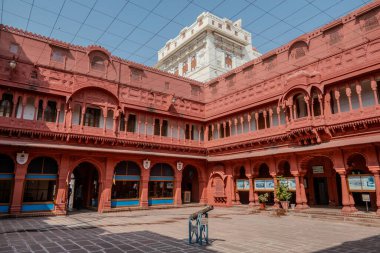 Bikaner, Hindistan, 23 Ekim 2025. Junagarh Kalesi 'nin iç avlusu, Bikaner' de bulunan önemli bir tarihi anıt.