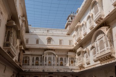 Bikaner, Hindistan, 23 Ekim 2025. Junagarh Kalesi 'nin iç avlusu, Bikaner' de bulunan önemli bir tarihi anıt.