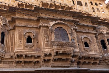Jaisalmer, Hindistan, 24 Ekim 2025. Jaisalmer 'de bulunan ve Rajput, İslami ve Rajasthani stillerinin harmanlandığı tarihi bir malikane olan Nathmal Ki Haveli' nin cephesi.