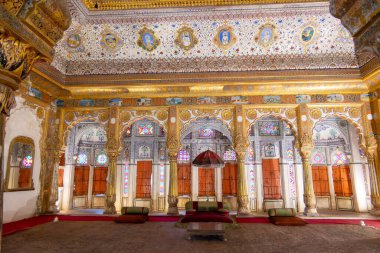 Jodhpur, Hindistan, 25 Ekim 2025. Mehrangarh Kalesi 'ndeki Phool Mahal, Çiçekler Sarayı, zengin dekore edilmiş bir odanın içi.