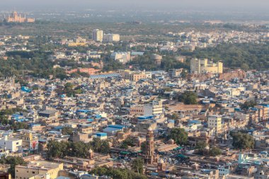 Jodhpur, Hindistan, 25 Ekim 2025. Jodhpur 'un mimarisi ve kentsel manzarasının tipik bir örneği olan kayalık bir tepeye kurulmuş yoğun bir yerleşim alanının havadan görünüşü.