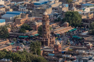 Jodhpur, Hindistan, 25 Ekim 2025. Ghanta Ghar 'ın hava manzarası, saat kulesi ve eski şehirdeki hareketli Sadar pazarı..