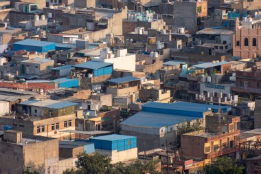 Jodhpur, Hindistan, 25 Ekim 2025. Jodhpur 'un mimarisi ve kentsel manzarasının tipik bir örneği olan kayalık bir tepeye kurulmuş yoğun bir yerleşim alanının havadan görünüşü.