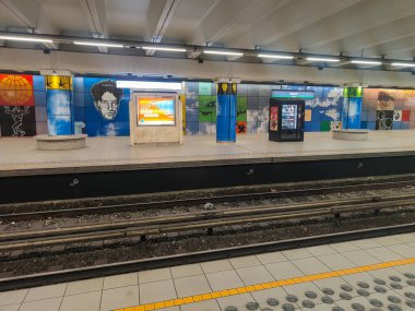 7 Ocak 2026. Brüksel Heysel metro istasyonu, Heizel, yolcuları olmadan, mavi ve renkli panellerle süslenmiş uzun bir platform ve duvarlarla.