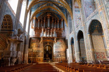 Albi, Fransa, 18 Şubat 2026. Albi Katedrali 18. yüzyılda inşa edilen geniş Rönesans freskleri ve anıtsal galeri organıyla ünlüdür..