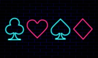 Duvarın arkasında poker ve kumarhane oynamak için neon renkli semboller destesi. 