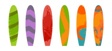 Farklı tasarımları olan sörf tahtaları.