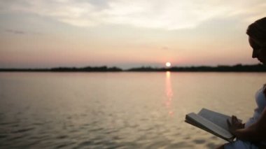 kadın günbatımında okuma