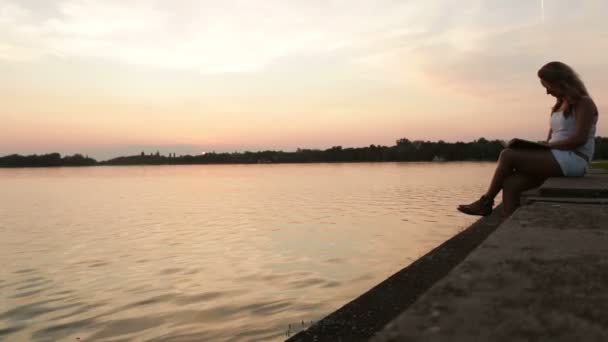 Resultado de imagen para MUELLE MUJER ATARDECER