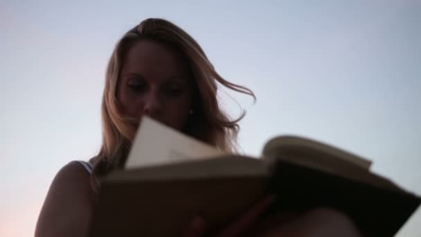 Mujer leyendo al atardecer — Vídeo de stock