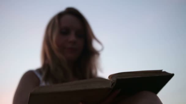 Γυναίκα ανάγνωση στο ηλιοβασίλεμα — Αρχείο Βίντεο