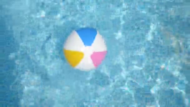 Strandbal in het zwembad — Stockvideo