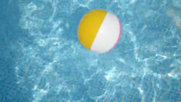 Plážový míč v bazénu