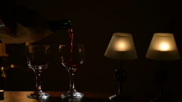 Wijn in een glas gieten — Stockvideo
