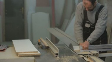 Marangoz ahşap panel dairesel testere ile kesme