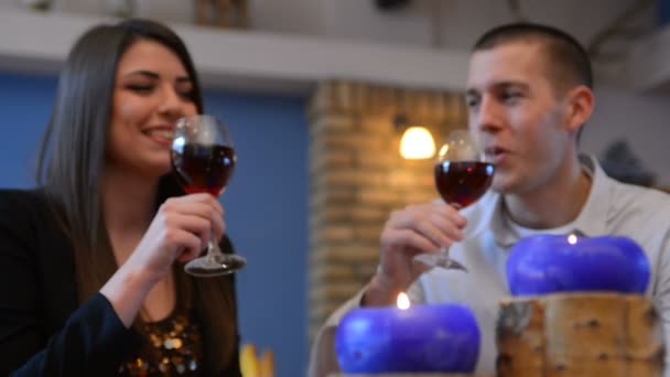 爱的情侣坐在表和喝的酒 — 图库视频影像